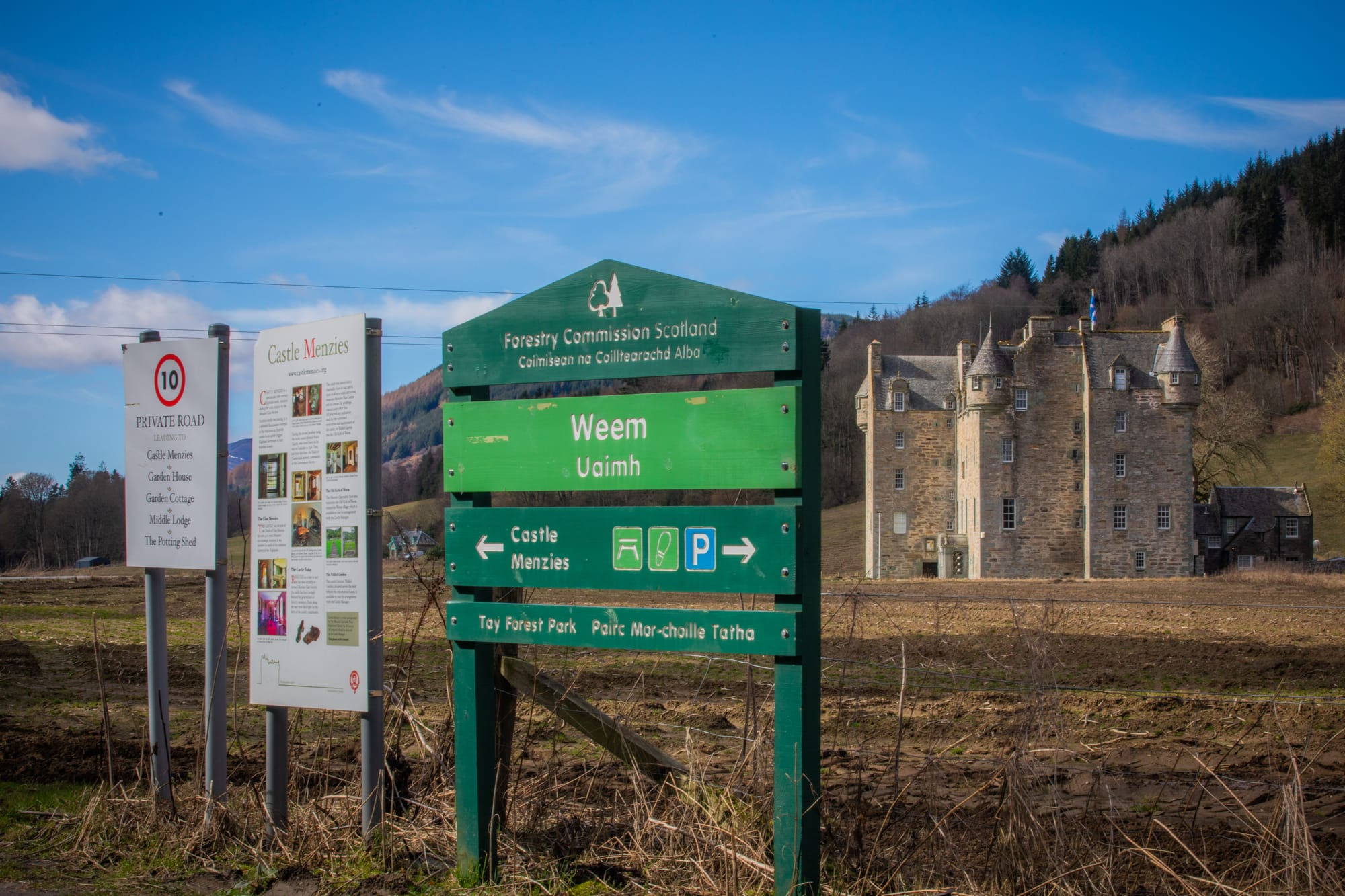 Signs welcome visitors to the castle as a tourist attraction.
